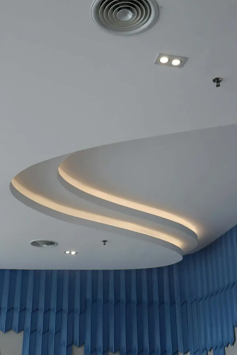 Curved gypsum ceiling with cove lighting